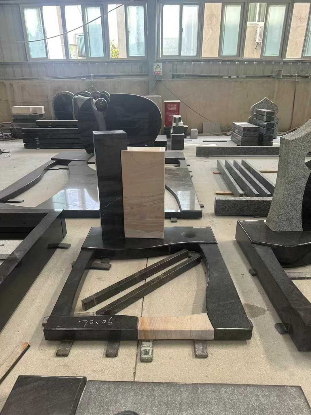  Classic German Style Memorial With Black Granite And Wood Vein Stone